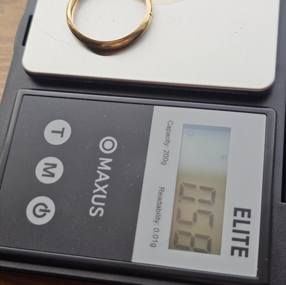 14k ring that opens and closes. Size 10. Opens and closes for those with larger - Picture 5 of 6